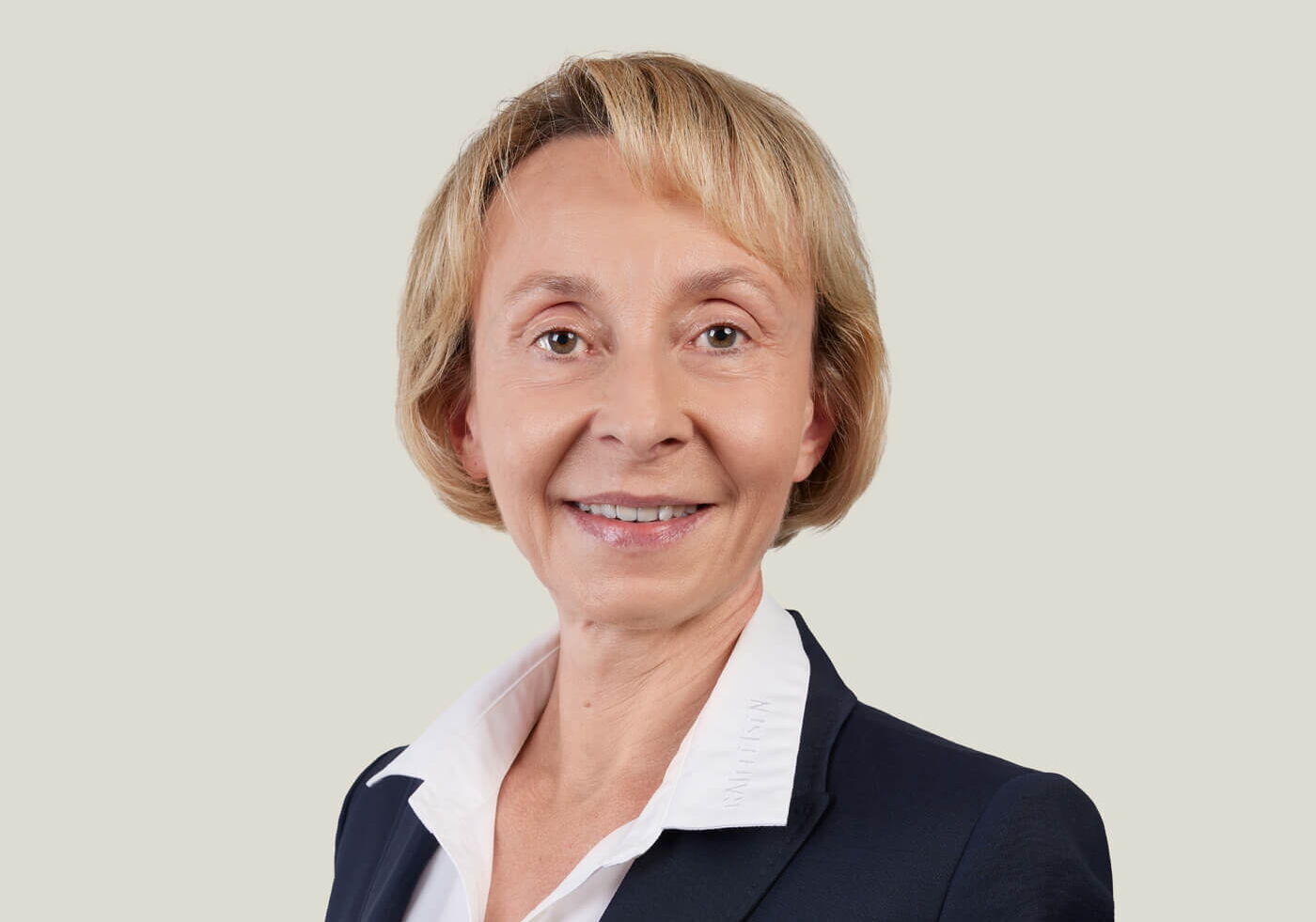 Mitarbeiterportraet von Frau im Businessanzug