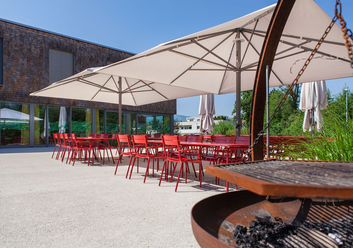 Architekturfotografie Aussenansicht Sandplatz mit Grillstelle