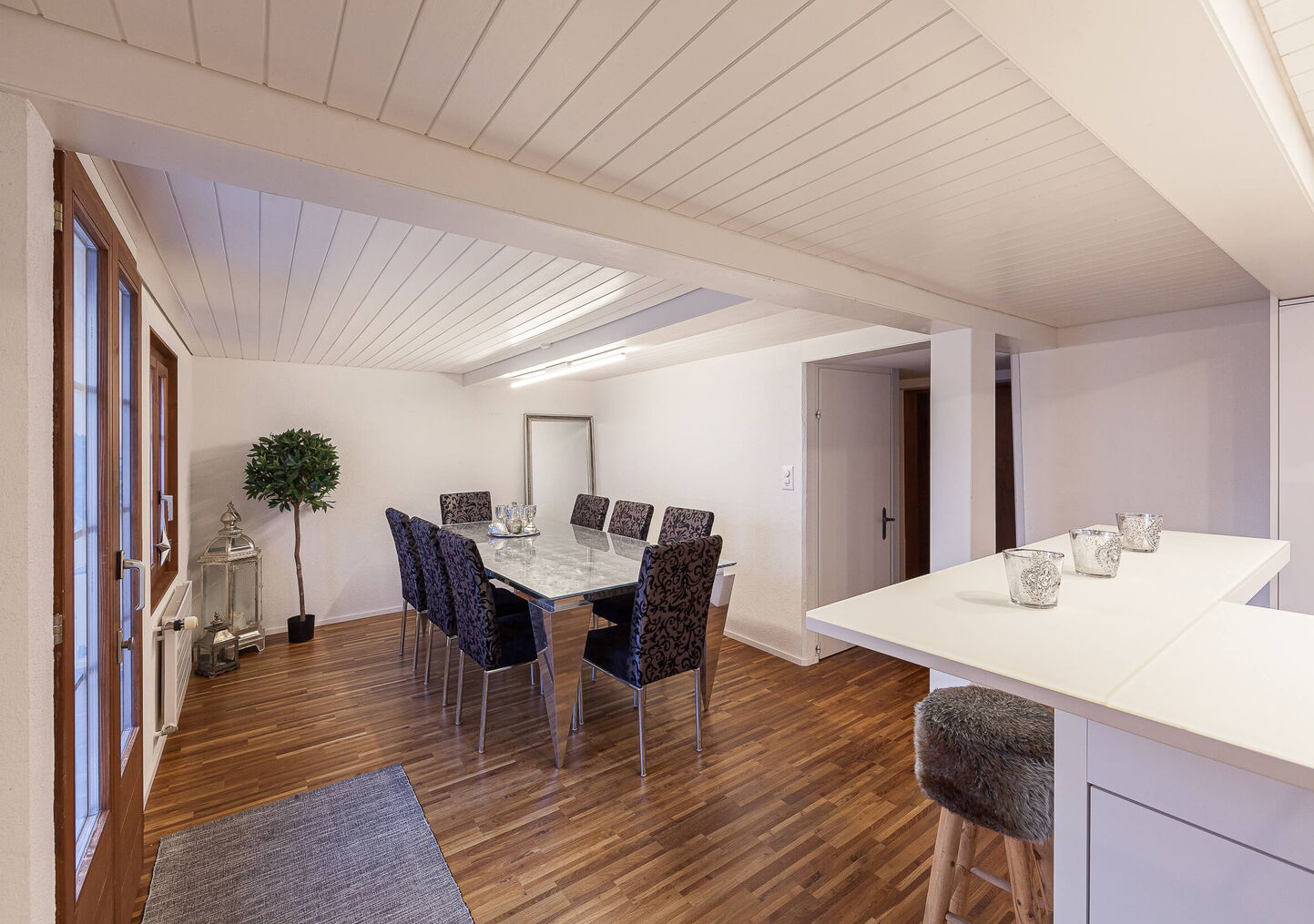 Immobilienfotografie Luzern für Luxus-Ferienwohnung Küche mit Esstisch