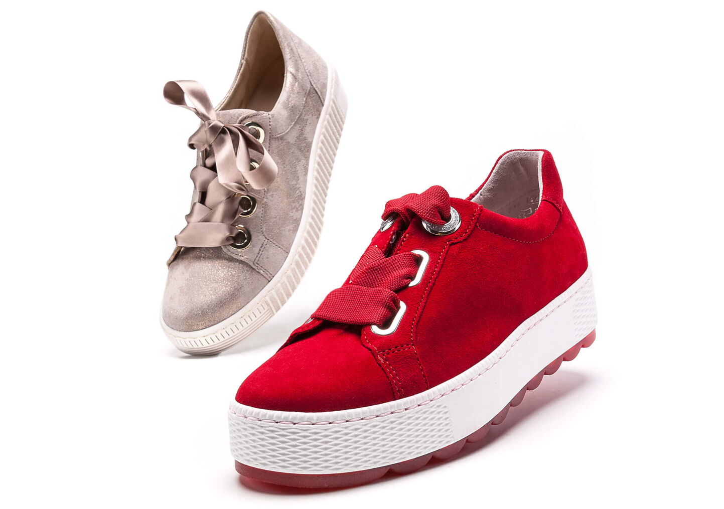 Werbeofotografie: Hellbrauner und rotem Sneaker auf weissem Hintergrund