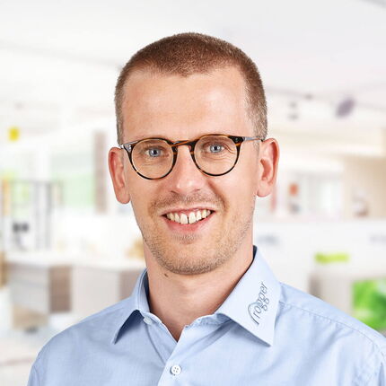 Portraitfotografie von jungem Mann mit Brille und kurzen Haaren