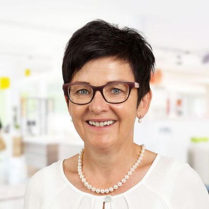 Portraitfotografie von Frau mit Brille und schwarzen Haaren