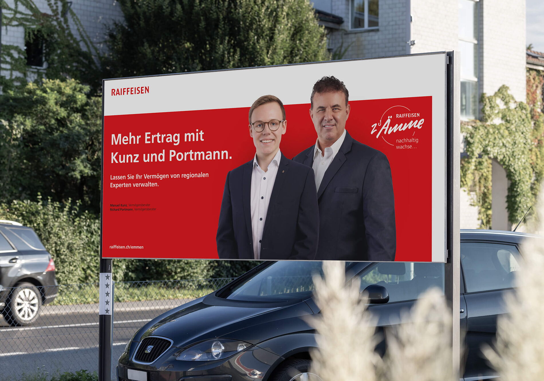 Plakat von 2 Männern im Anzug auf rotweissem Hintergrund