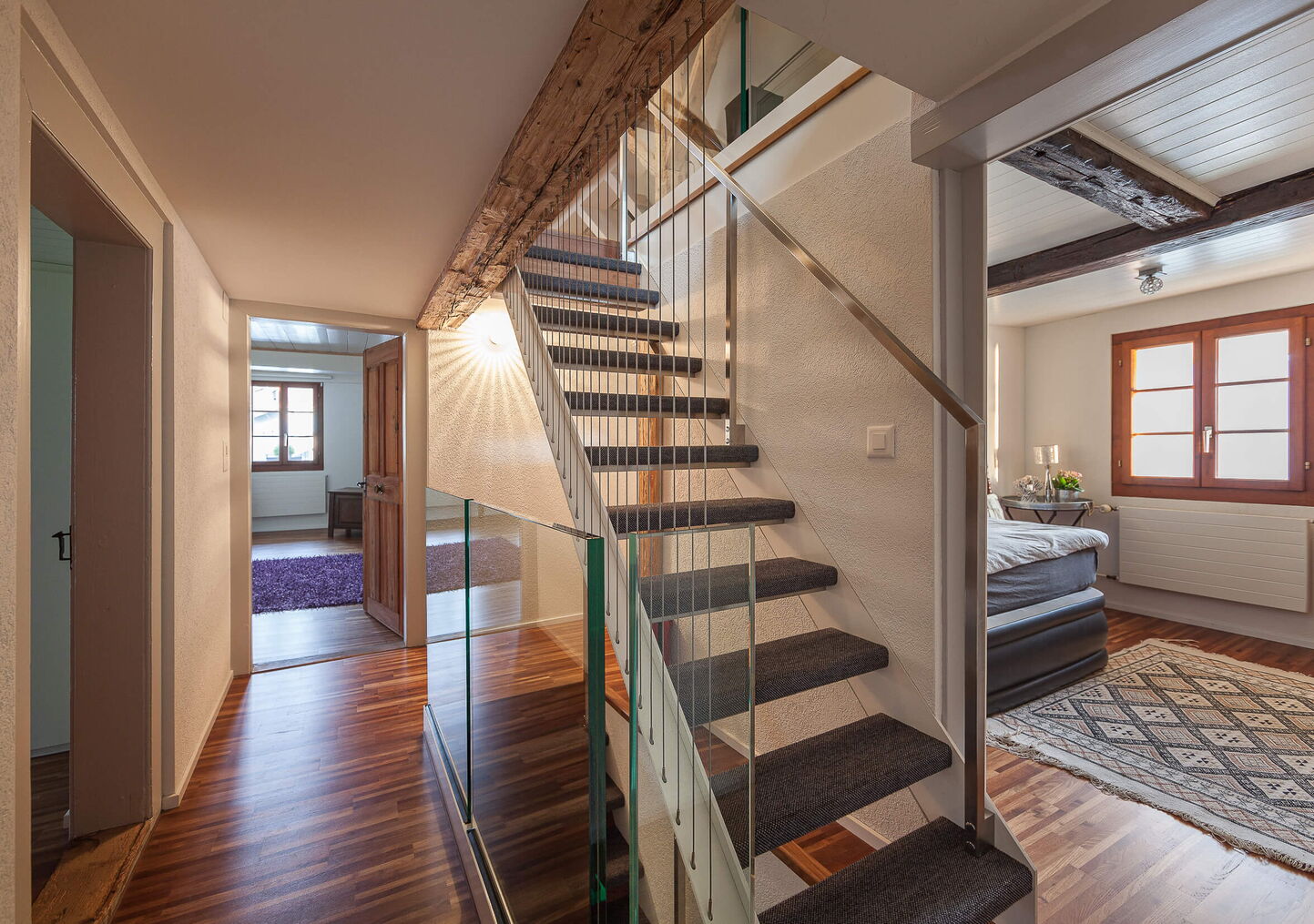 Immobilienfotografie Luzern für Luxus-Ferienwohnung Hausflur und diverse Schlafzimmer