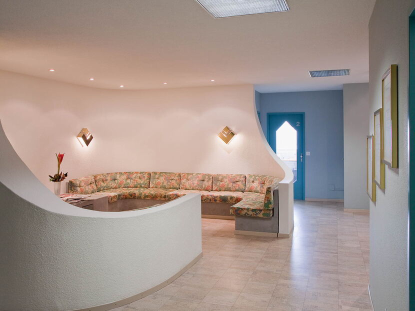 Wartebereich mit grossem Sofa in Arztpraxis