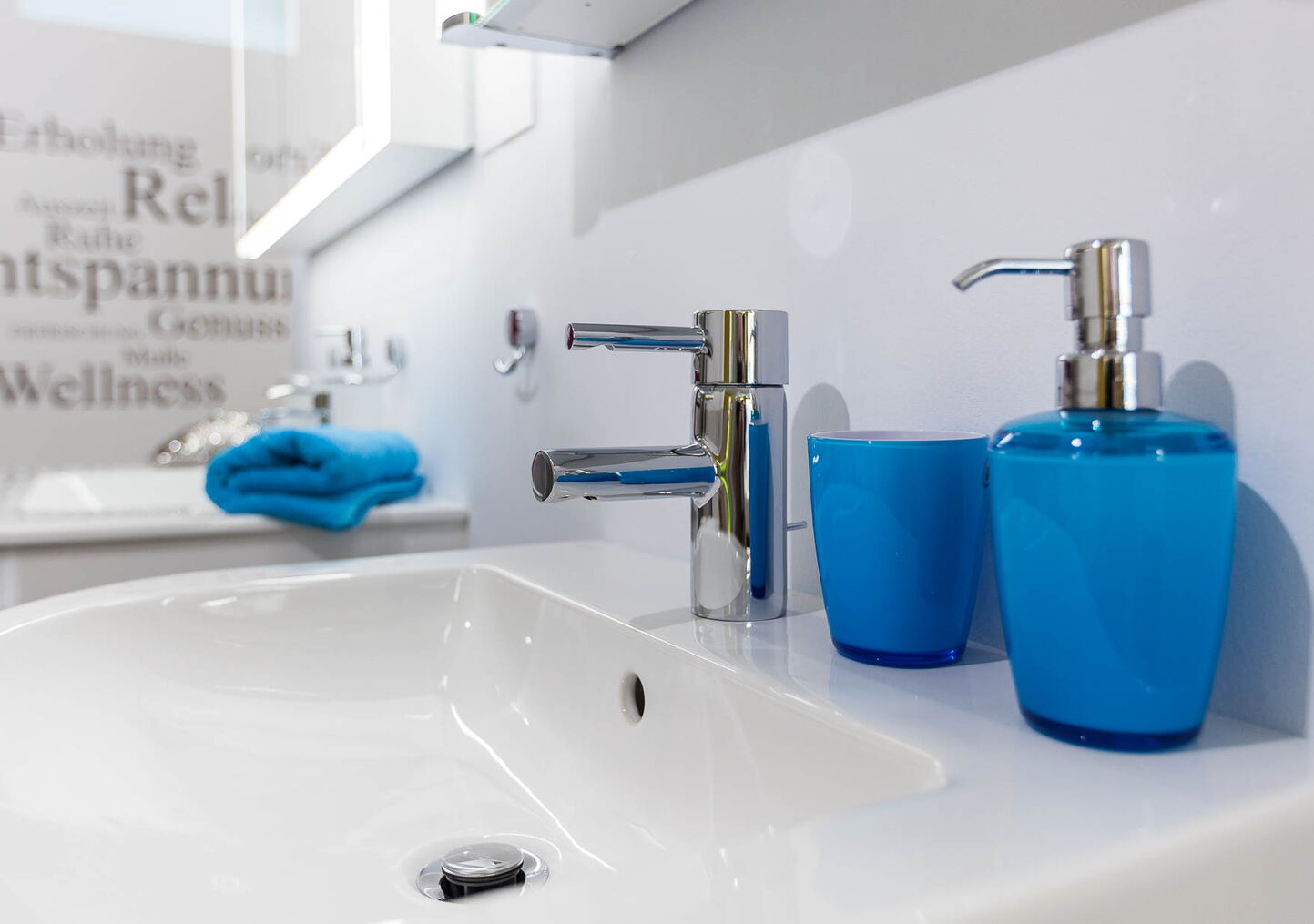 Badmöbel und Lavabodetails in Showroom