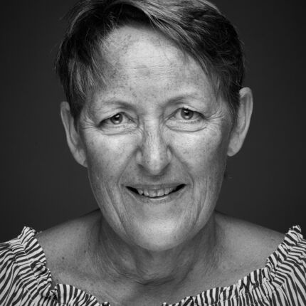 Portraitfotografie von älterer lächelnder, älterer Frau