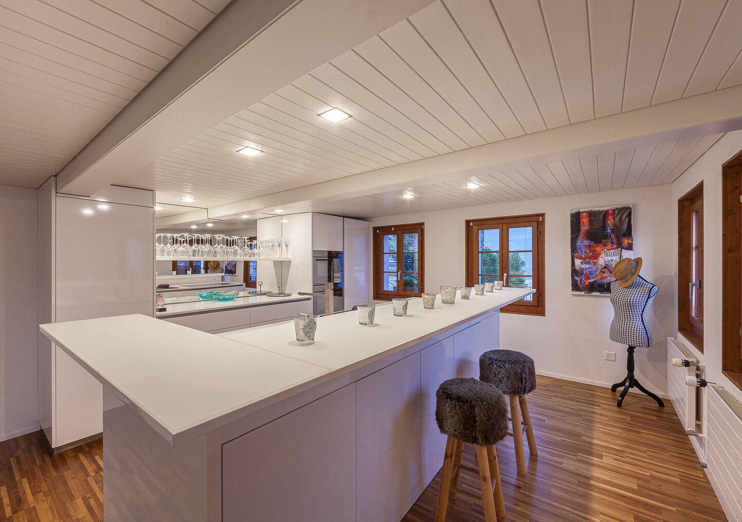 Immobilienfotografie Luzern für Luxus-Ferienwohnung Küche mit Kücheninsel und Bar