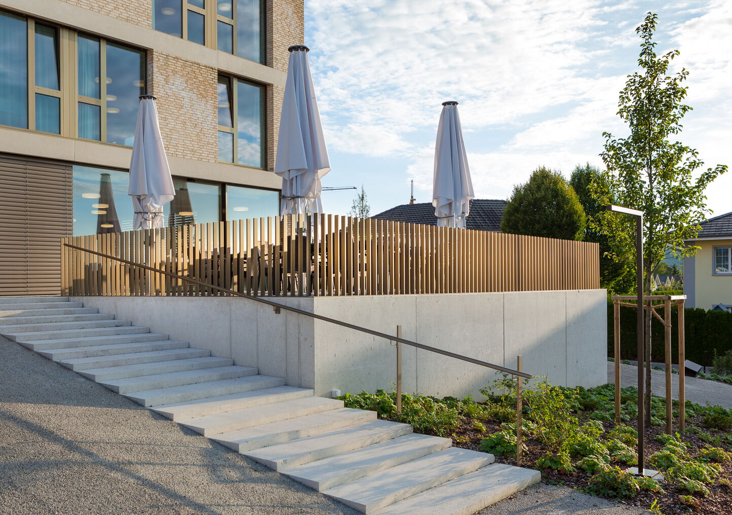 Industriefotografie: Geländer aus bronzeeloxierten Aluminiumstaketen