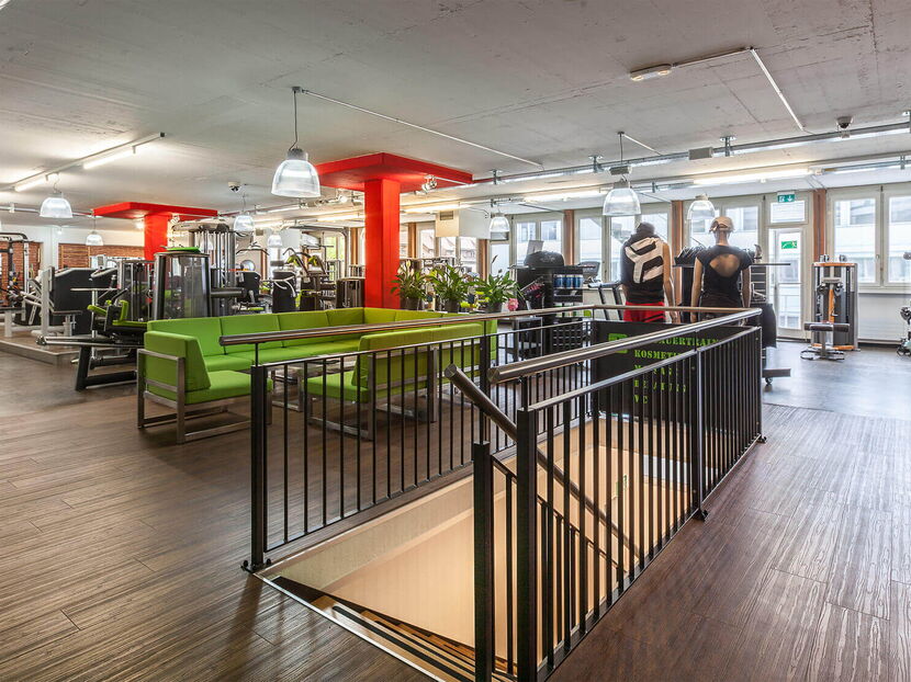 werbefotografie: einganggsbereich mit treppe eines fitnesscenters