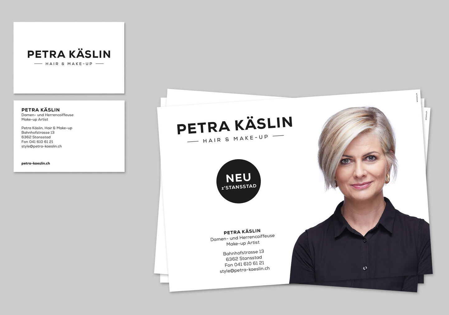 Weisse Visitenkarten und Beilagekarte mit Frau auf grauem Hintergrund