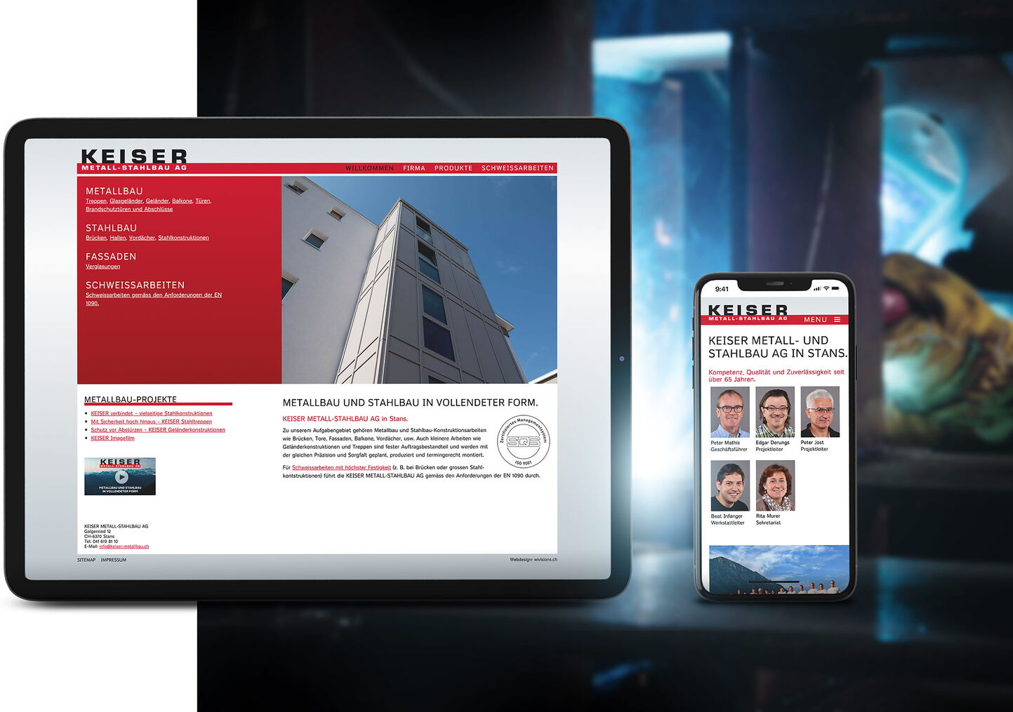 Webdesign und Webpublishing: Illustration von Tablet und Smartphone vor Industriefotografie