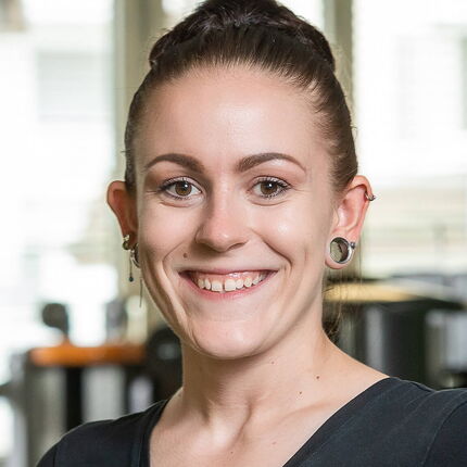 Mitarbeiterfotografie Frau mit kurzen dunklen Haaren