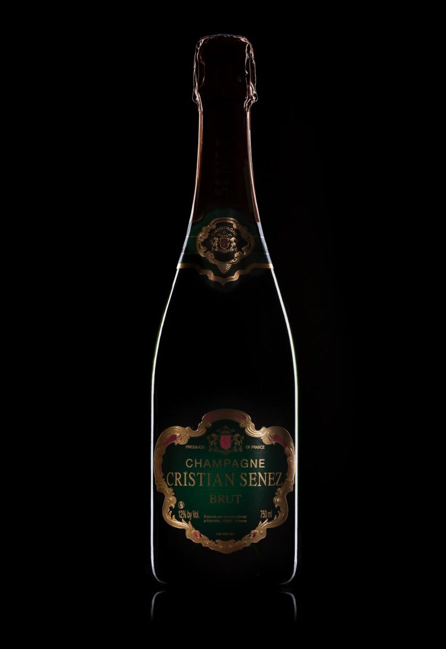 Werbefotografie einer Champagnerflasche auf schwarzem Hintergrund
