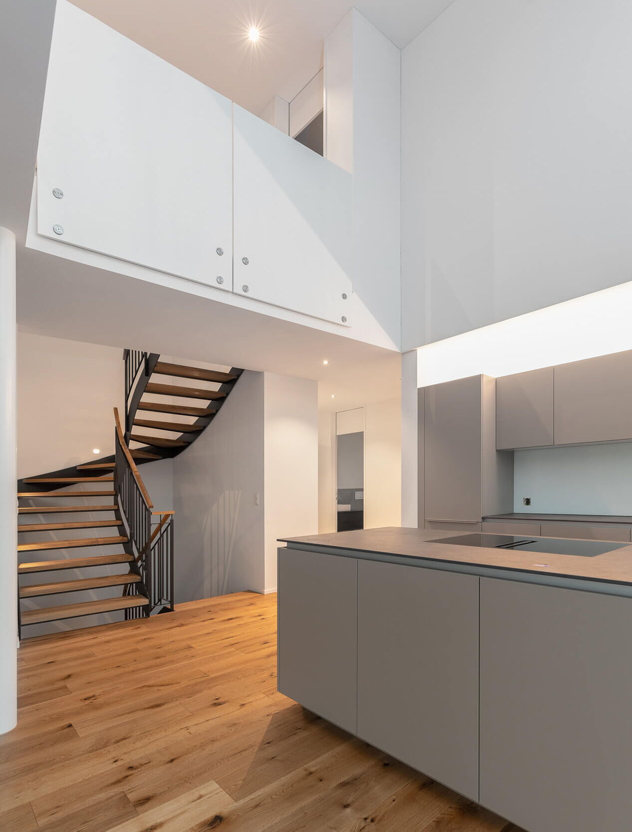 Immobilienfotografie Luzern: Wohnküche mit Treppe und Galerie