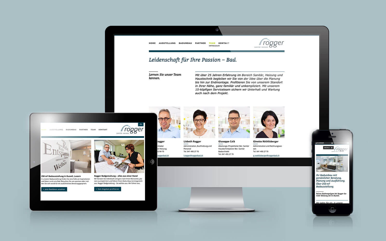 Desktop, Tablet und Smartphone mit Website vor hellblauem Hintergrund