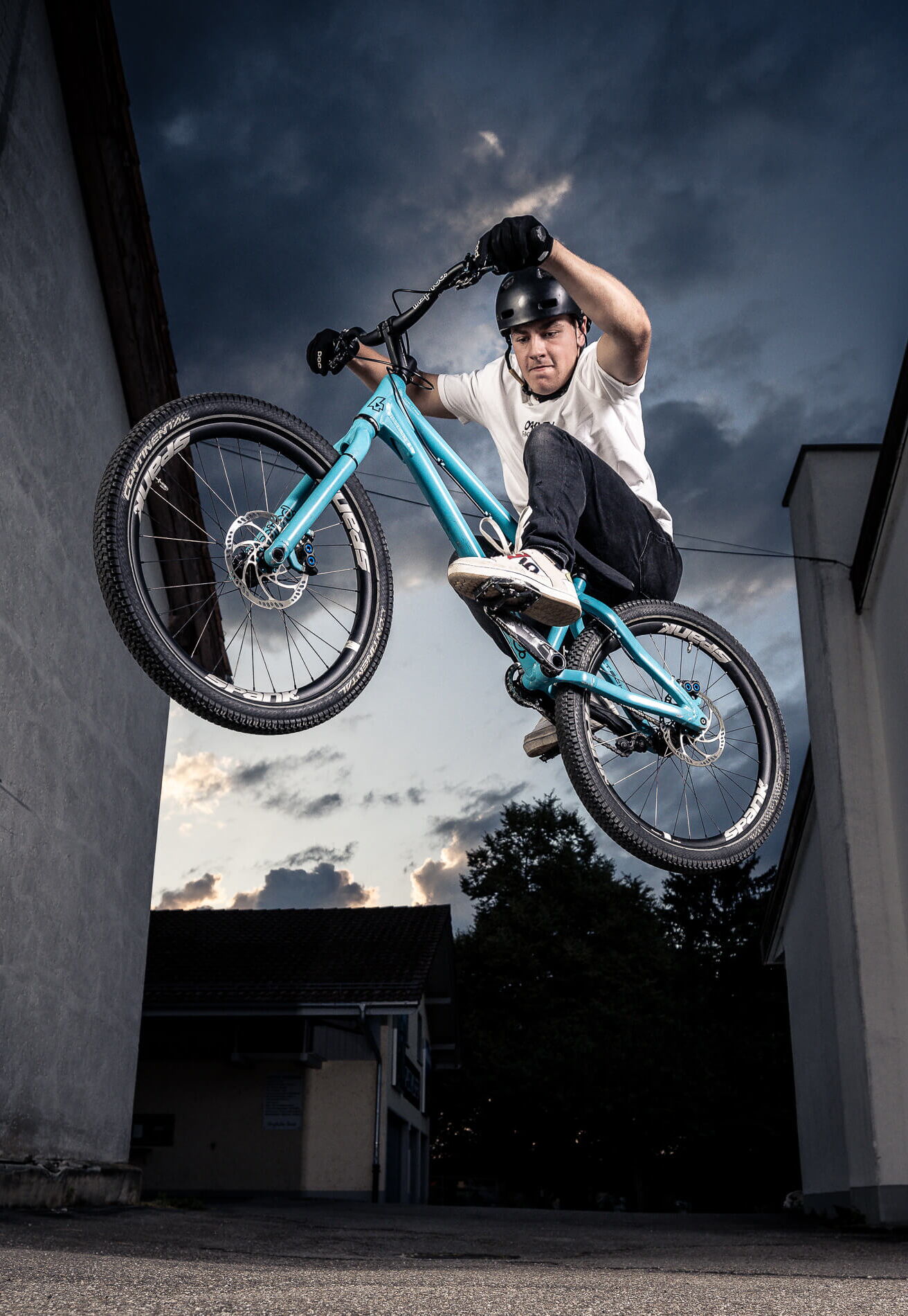 Portraitfotografie von Trialbiker Lian Jenny bei Sprung