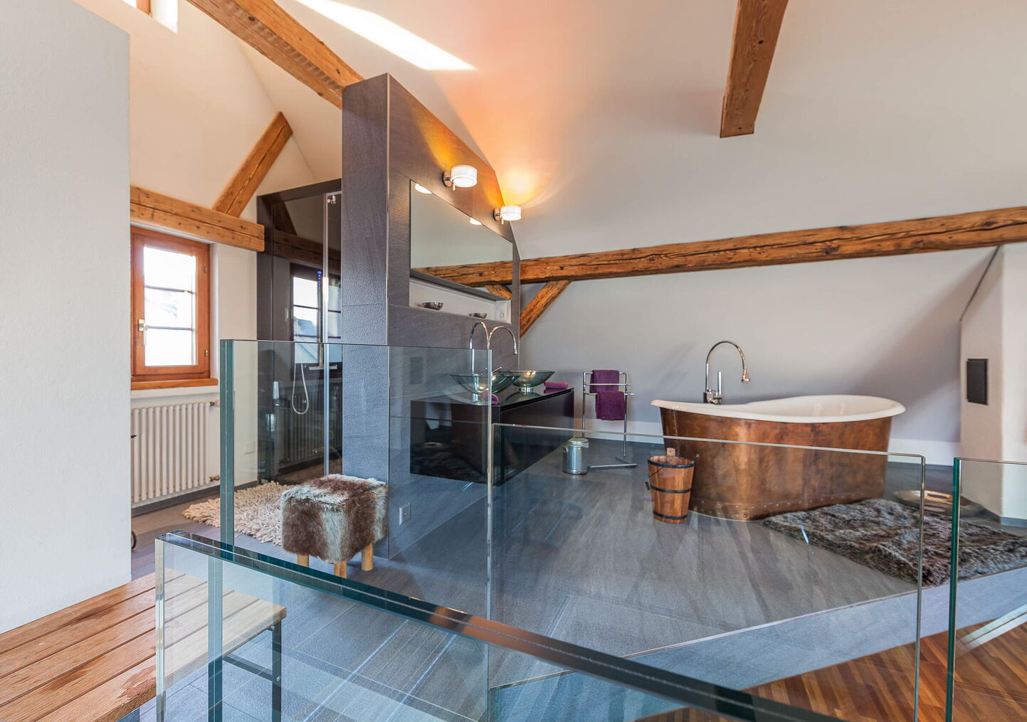 Immobilienfotografie: Altbauwohnung mit Kupferkeramikbadewanne, schwarzem Doppellavabo und Spiegel