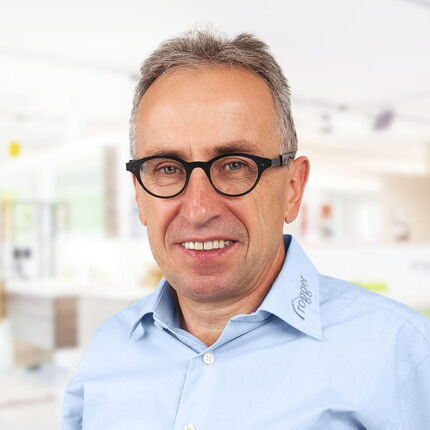 Portraitfotografie von älterem Mann mit Brille