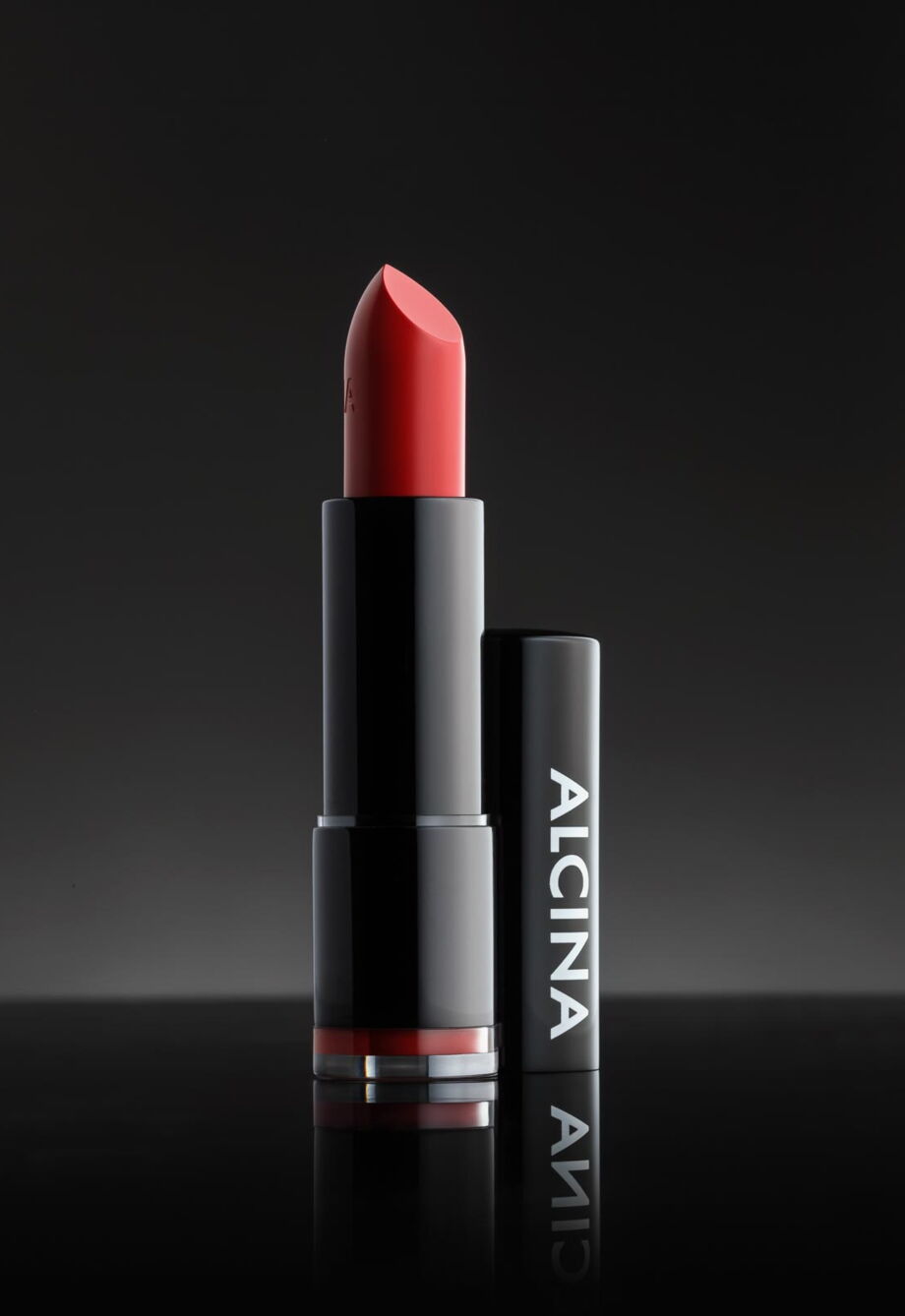 Produktfotografie: roter Alcina Lippenstift mit Deckel