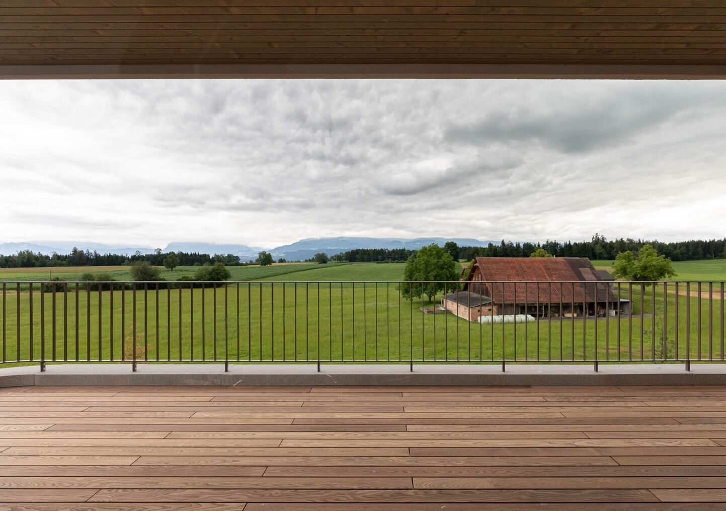 Immobilienfotografie Luzern: Balkonaussicht von Wohnung auf dem Land