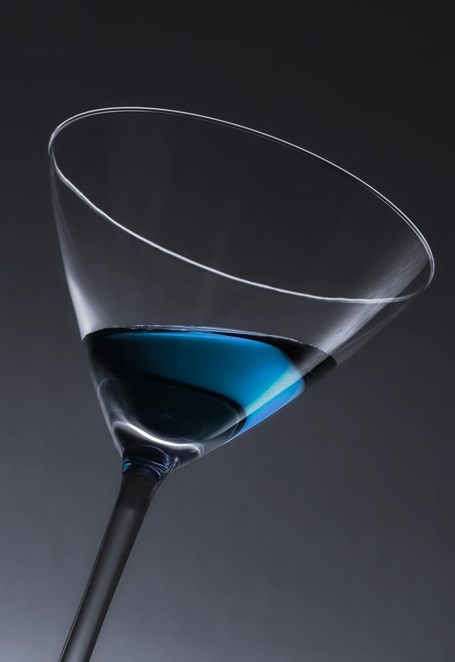 Produktfotografie: Cocktailglas mit blauem Drink