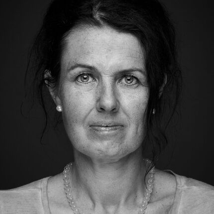 Portraitfotografie von älterer Frau mit schwarzen Haaren