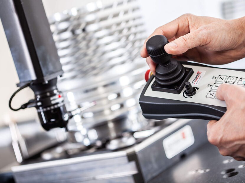 Industriefotografie Luzern, Handling von Präzisionsmessmaschine am Werkstück