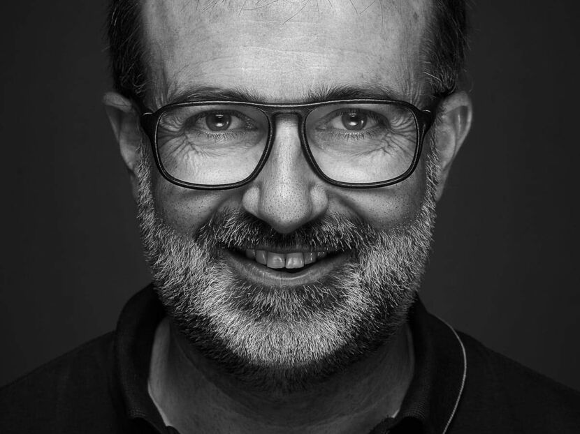 Portraitfotografie von Mann mit Brille und Bart