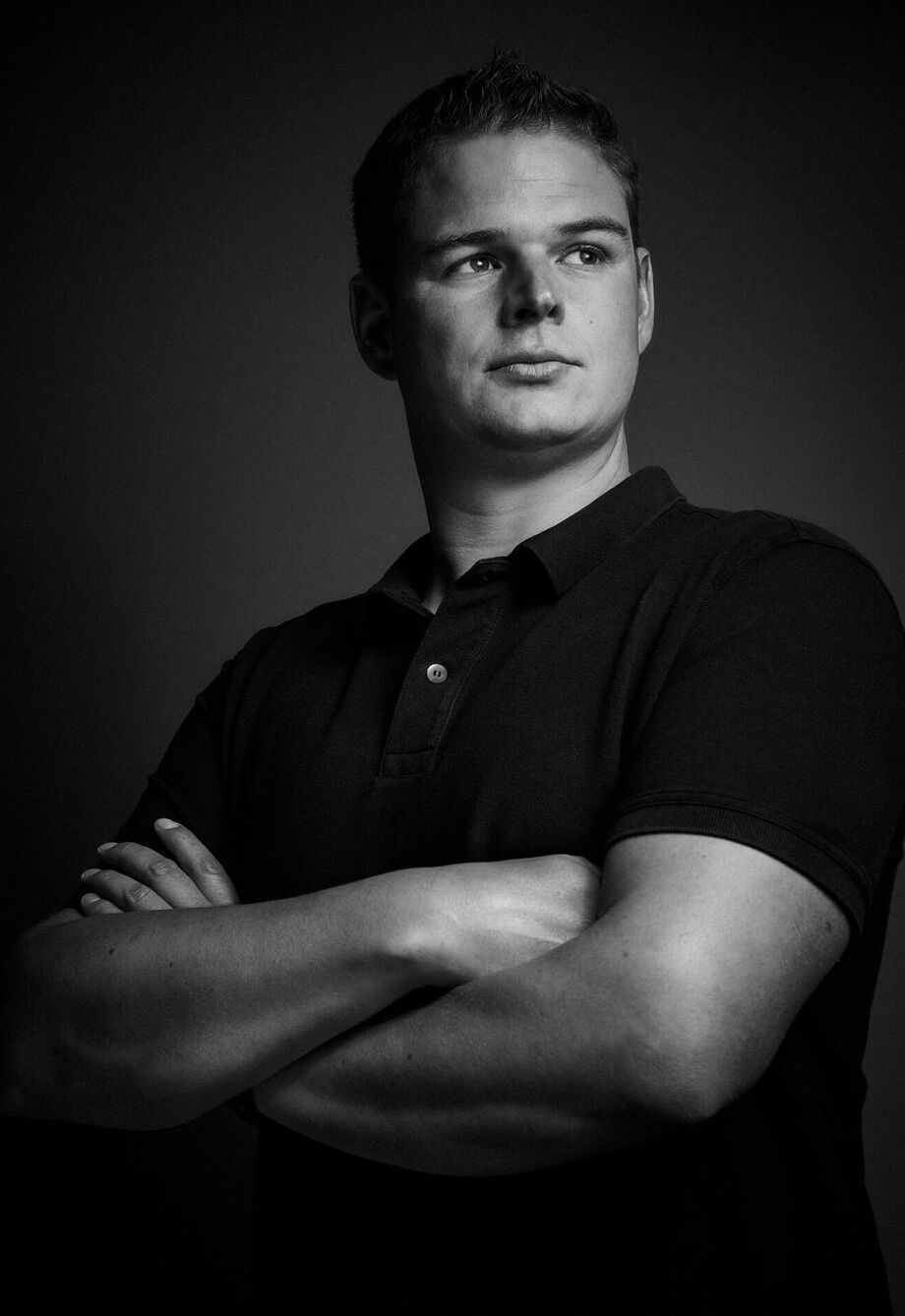 Fotograf Luzern: Junger Mann mit dunklem T-Shirt in Schwarzweiss-Aufnahme