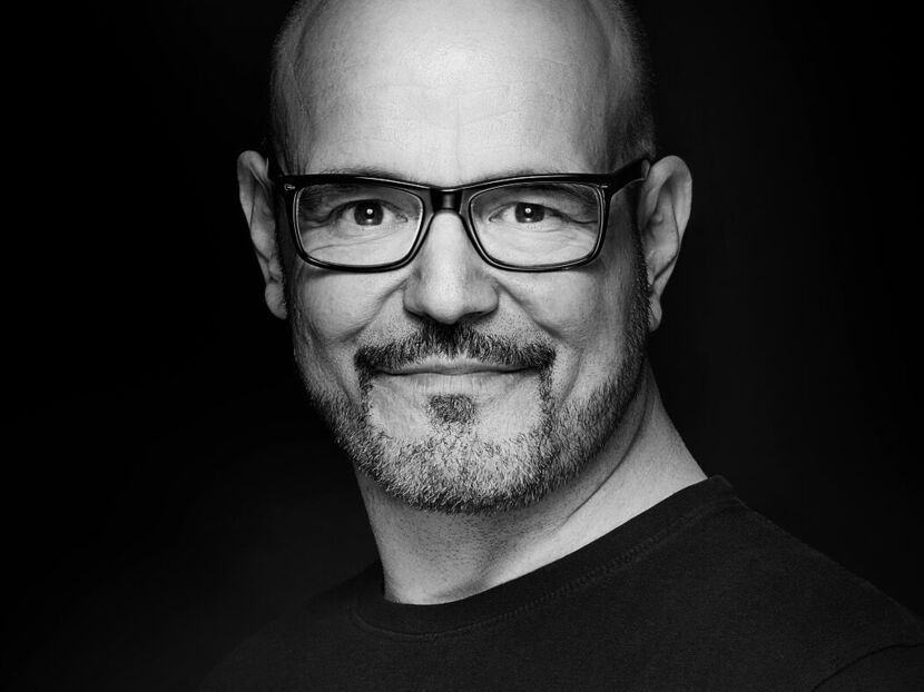 Portraitfotografie von kurzhaarigem Mann mit Brille und 3-Tagebart