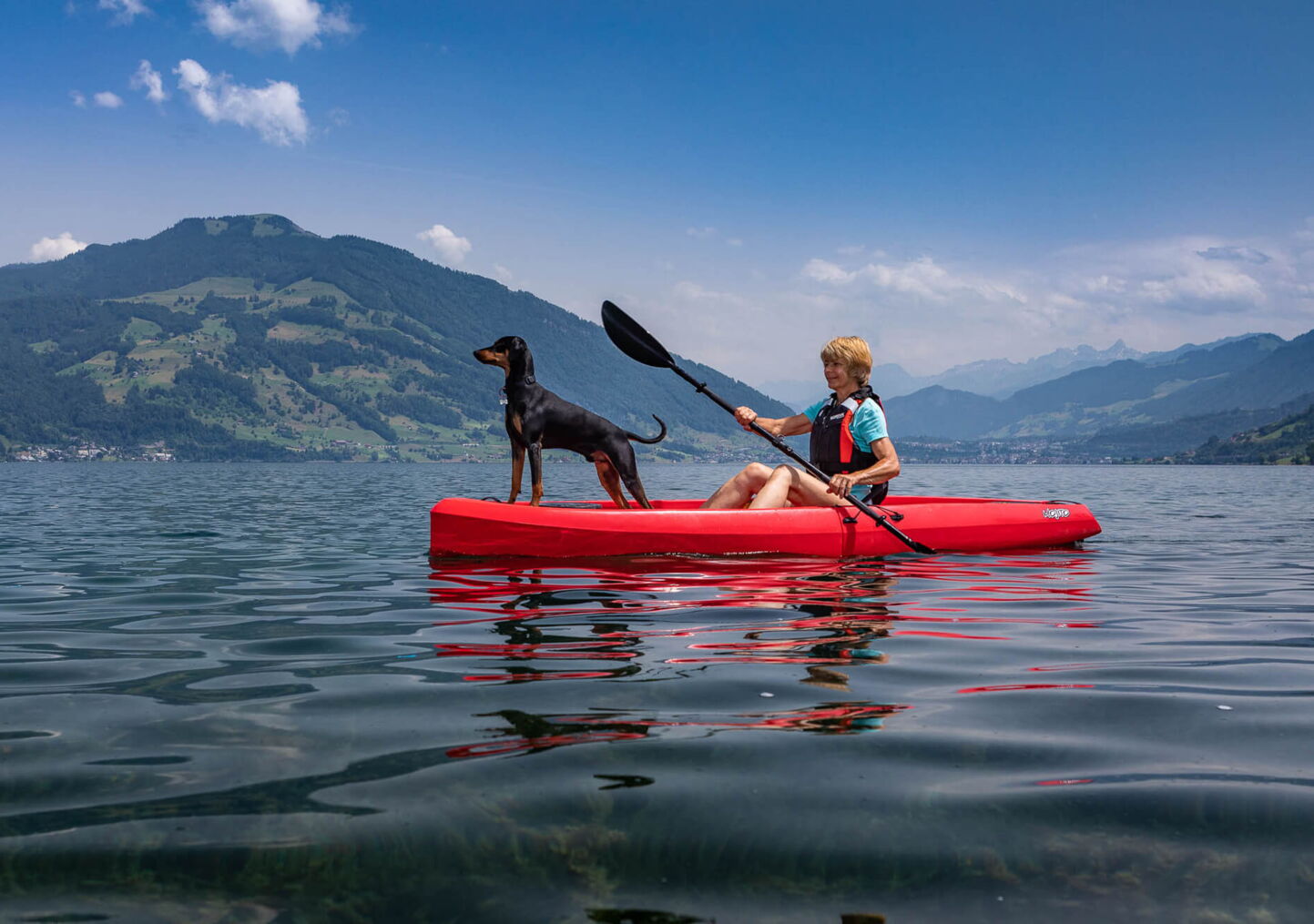 Werbefotografie für Produkt Modulkajak mit Hund auf dem Zuger See