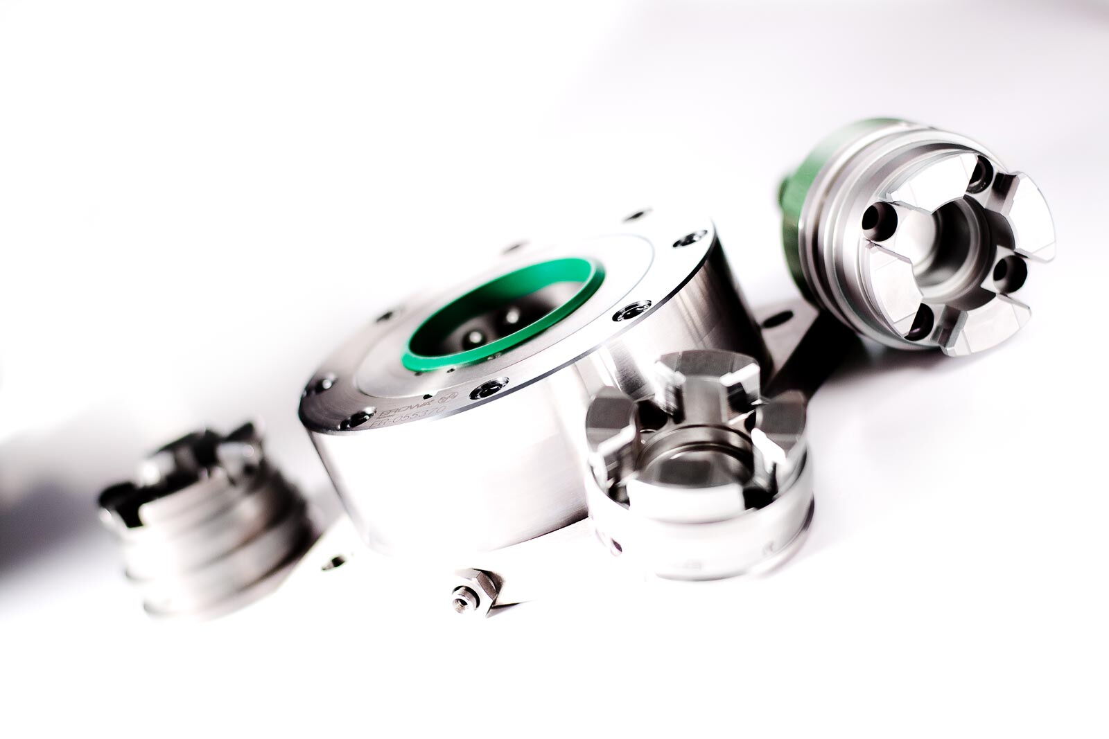 Werbefotografie von Metallspannfutter auf weissem Hintergrund