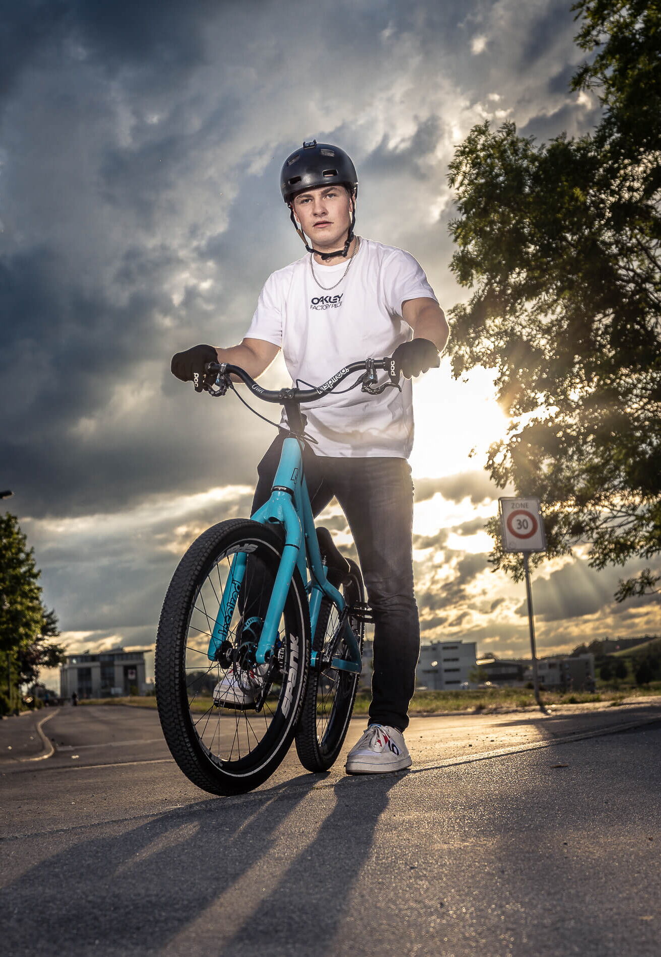 Portraitfotografie von Trialbiker Lian Jenny im Abendsonnenlicht