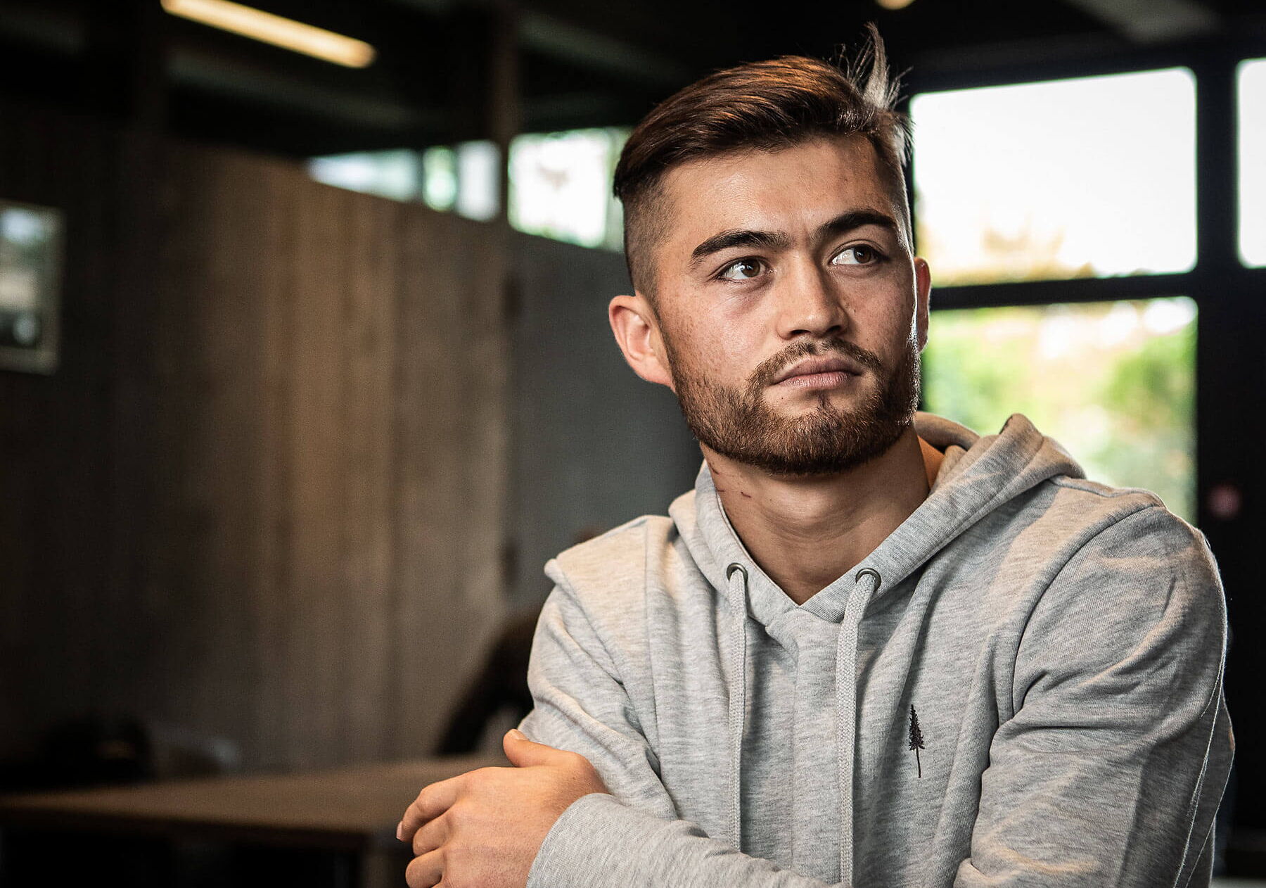 Portraitfotograf Luzern: Portrait eines jungen Mannes in Trainingsanzug