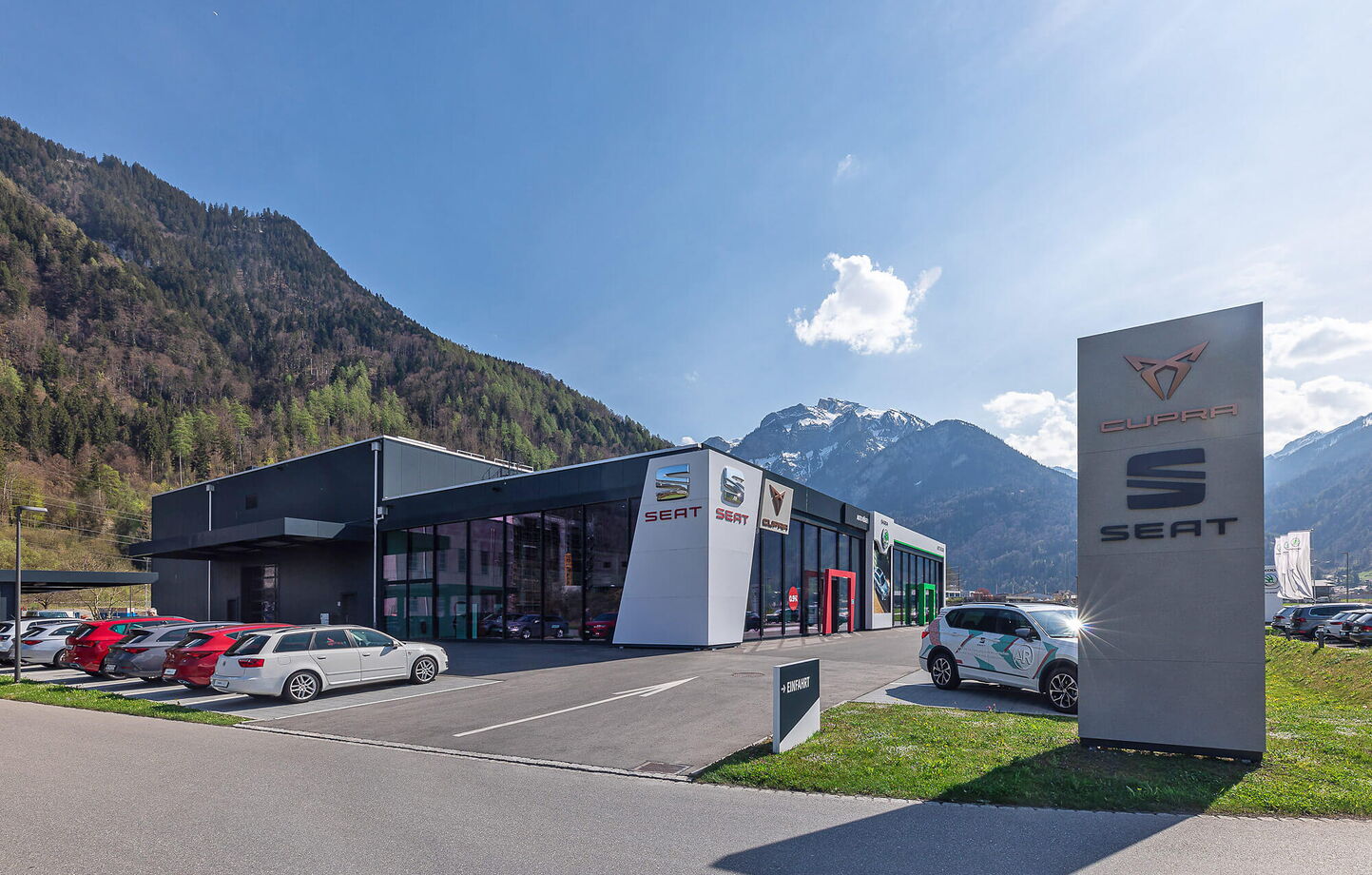 Gebäudefotografie: Autogarage Gebäude mit Stele