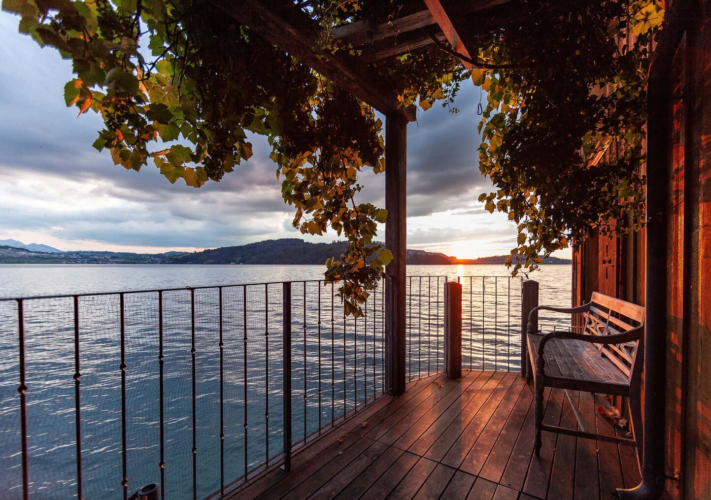 Immobilienfotografie Luzern für Luxus-Ferienwohnung Seeanstoss mit Sonnenbalkon und Gästehaus