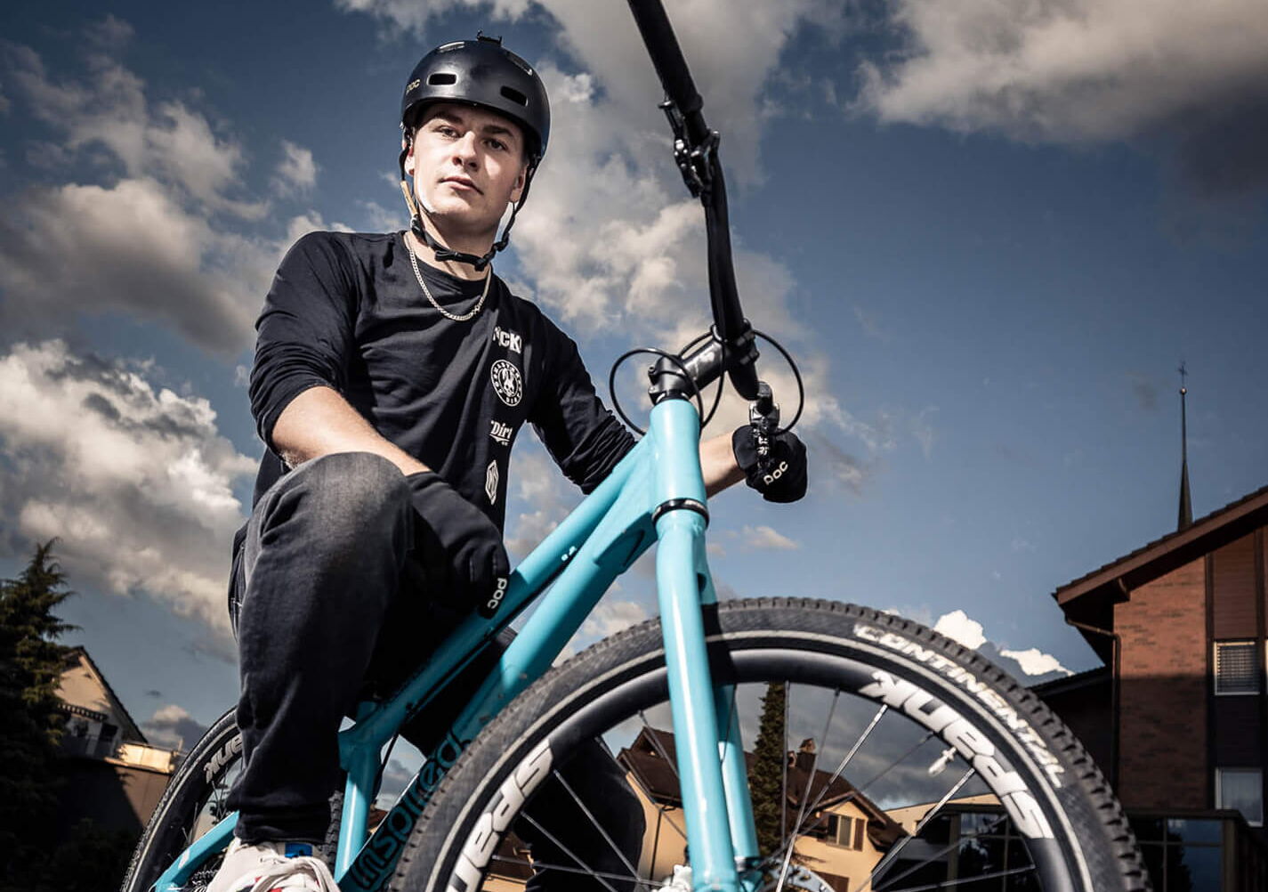 Charakterportrait von Trialbiker Lian Jenny mit Bike