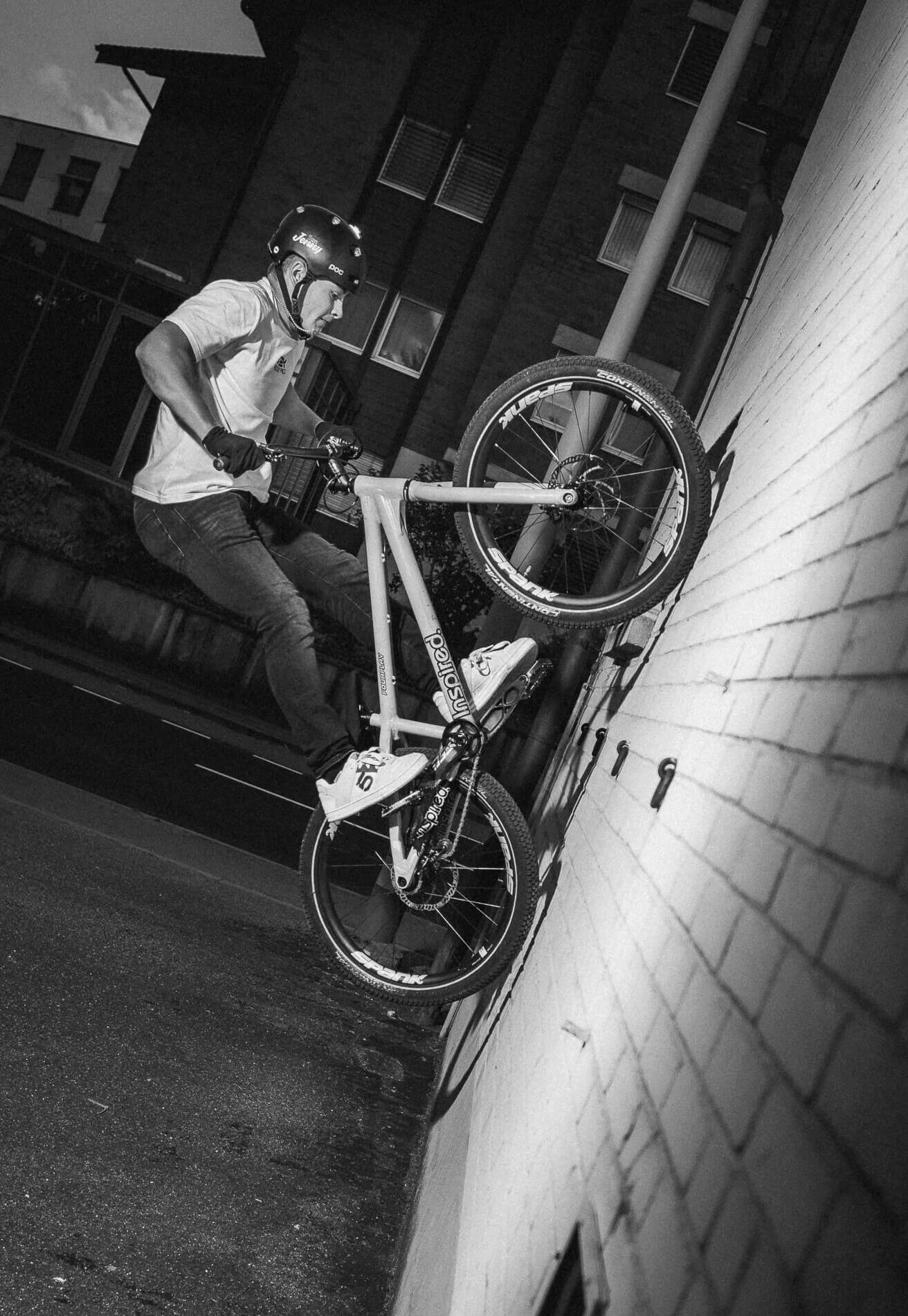 Sportfotografie von Trialbiker Lian Jenny bei Sprung