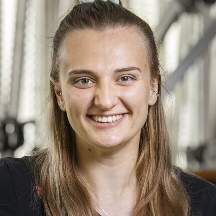 Mitarbeiterfotografie Frau mit langen Haaren