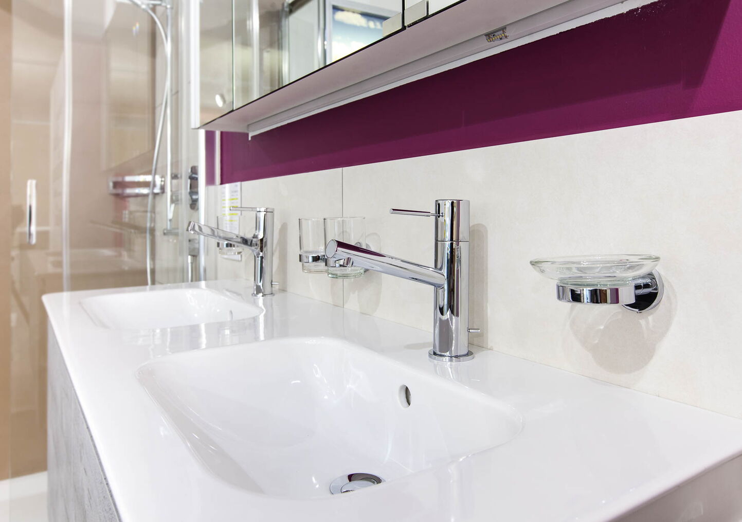 Fotograf Luzern: Badausstellung mit Details von Badmöbeln