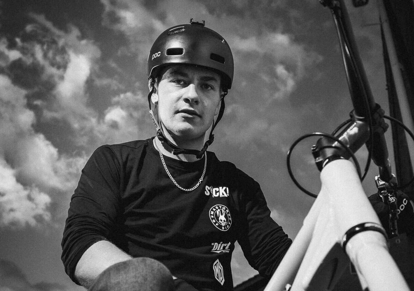 Charakterportrait von Trialbiker Lian Jenny, Schwarzweiss-Aufnahme