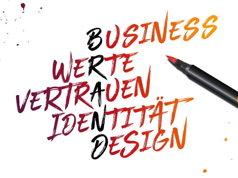 Orangefarbene Texte mit Farbspritzer und Filzschreiber auf weissem Hintergrund